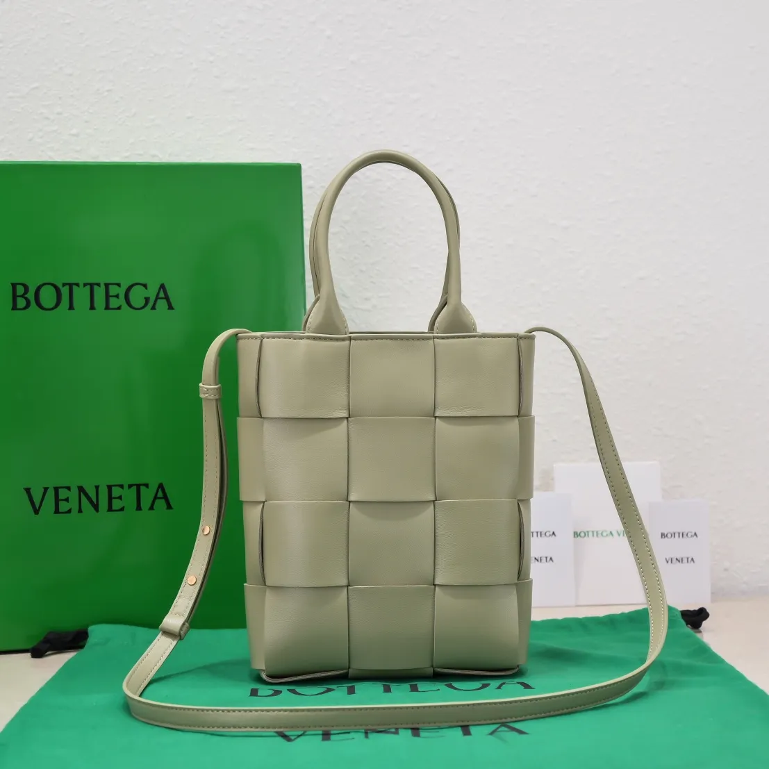 Batch 1460 New 🔻 Mini Intreccio woven leather tote bag with removable shoulder strap • One internal zip pocket • Magnetic closure • Lining: Composite sheepskin • Accessories: Gold finish • Height: 22 cm • Width: 16.5 cm • Depth: 5.5 cm • Handle height: 11.5 cm • Strap height: 50 cm Model number: 6688-3#